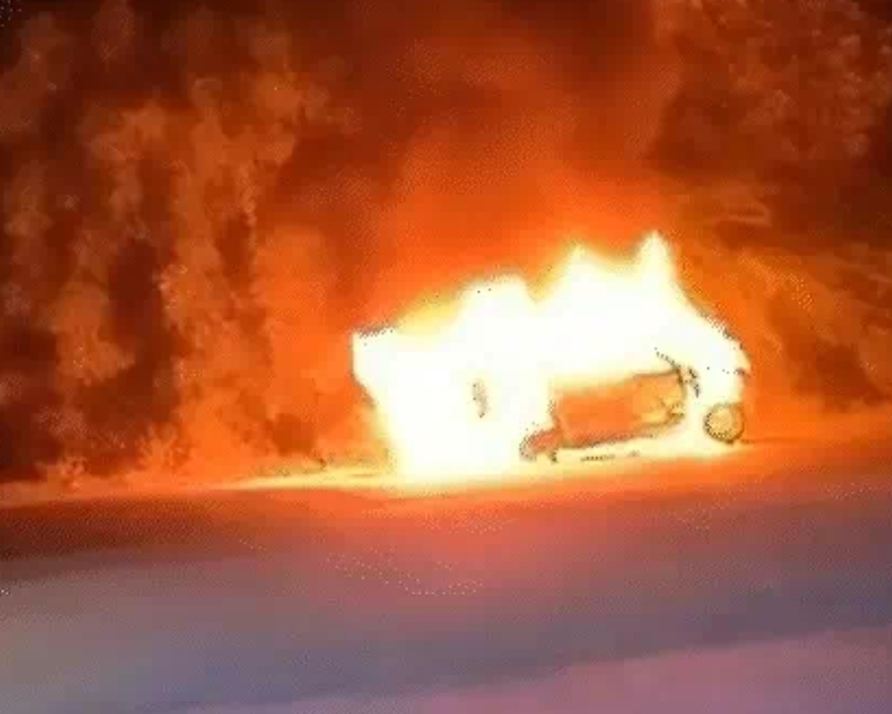 गुजरात :  एंबुलेंस में लगी भीषण आग, नवजात और डॉक्टर समेत 4 लोगों की मौत