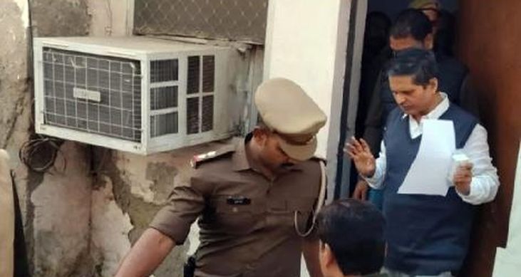 पूर्व आईपीएस अधिकारी अमिताभ ठाकुर ने रोते हुए कहा- 