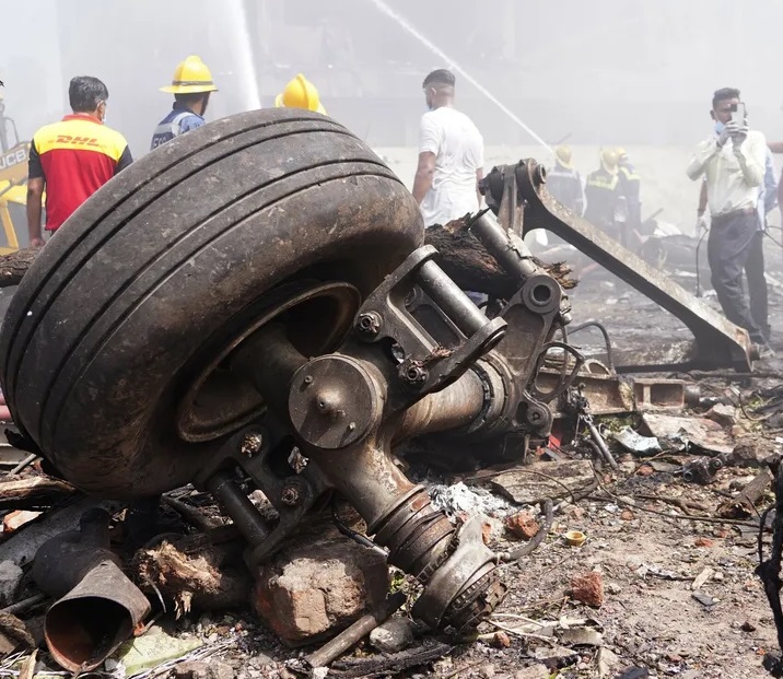 अहमदाबाद विमान हादसा : दुर्घटना में जान गंवाने वाले परिवारों ने विमान कंपनी पर मुकदमा दायर किया