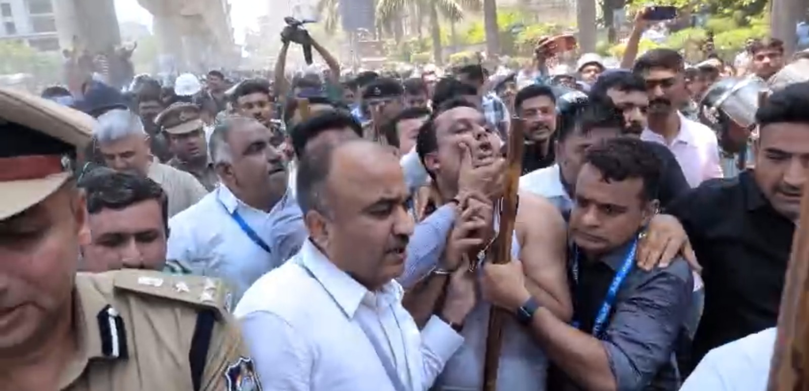  विधर्मी युवक के हिंदू लड़की से छेड़छाड़ पर सूरत उबला,घटना का रिकंस्ट्रक्शन,पांच थानों का पुलिस बल तैनात करना पड़ा