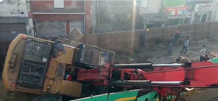 मुंबई में मेट्रो का पिलर ऑटो-रिक्शा पर गिरा, आगरा में भी मेट्रो साइट पर क्रेन पलट गई। 