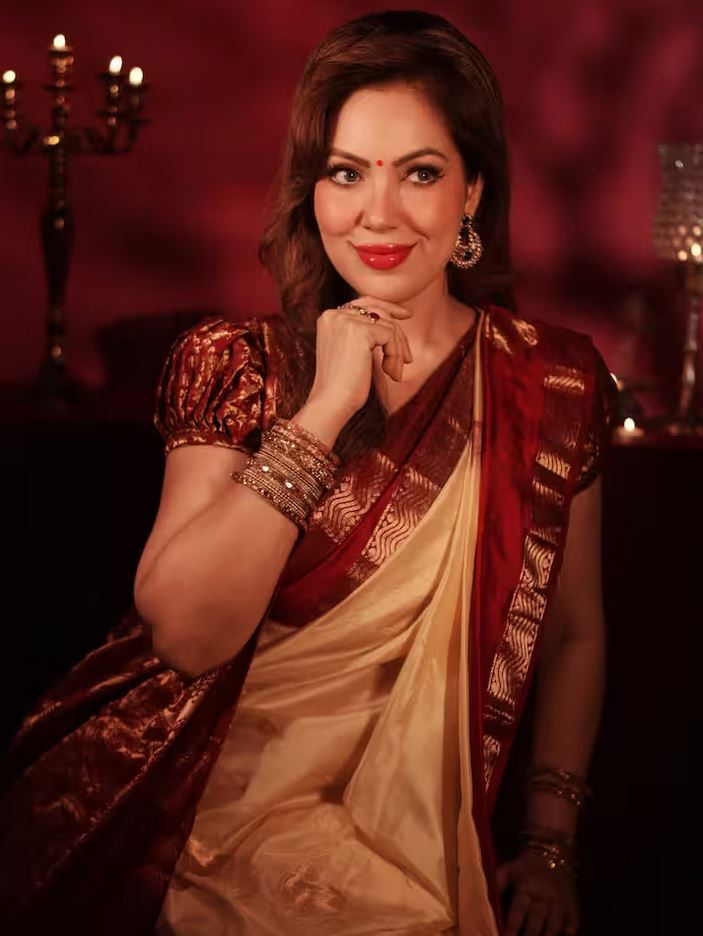 साड़ी में बबीता जी का कातिलाना अंदाज: खुले बाल, बिंदी और रेड लिपस्टिक में Munmun Dutta ने लूटा दिल 