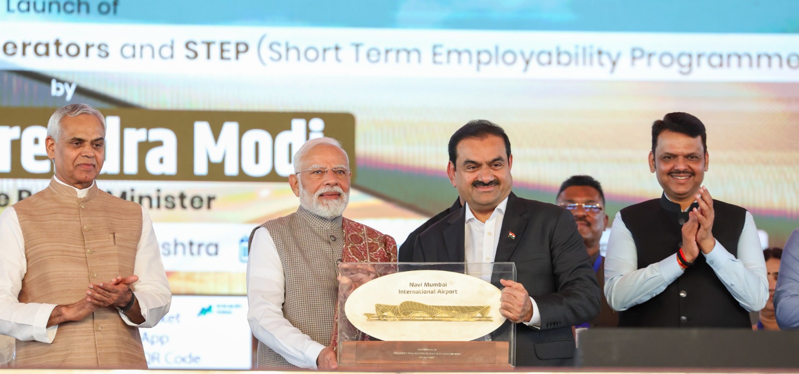 नवी मुंबई इंटरनेशनल एयरपोर्ट का पीएम ने किया उद्घाटन : महाराष्ट्र के किसानों को सीधे यूरोप और मध्य पूर्व के सुपरमार्केट्स से जोड़ेगा एयरपोर्ट : नरेन्द्र मोदी