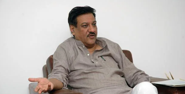 इंडिगो संकट : केंद्र सरकार व डीजीसीए पर पृथ्वीराज चव्हाण का गंभीर आरोप,केंद्र सरकार और डीजीसीए को जिम्मेदार ठहराया 