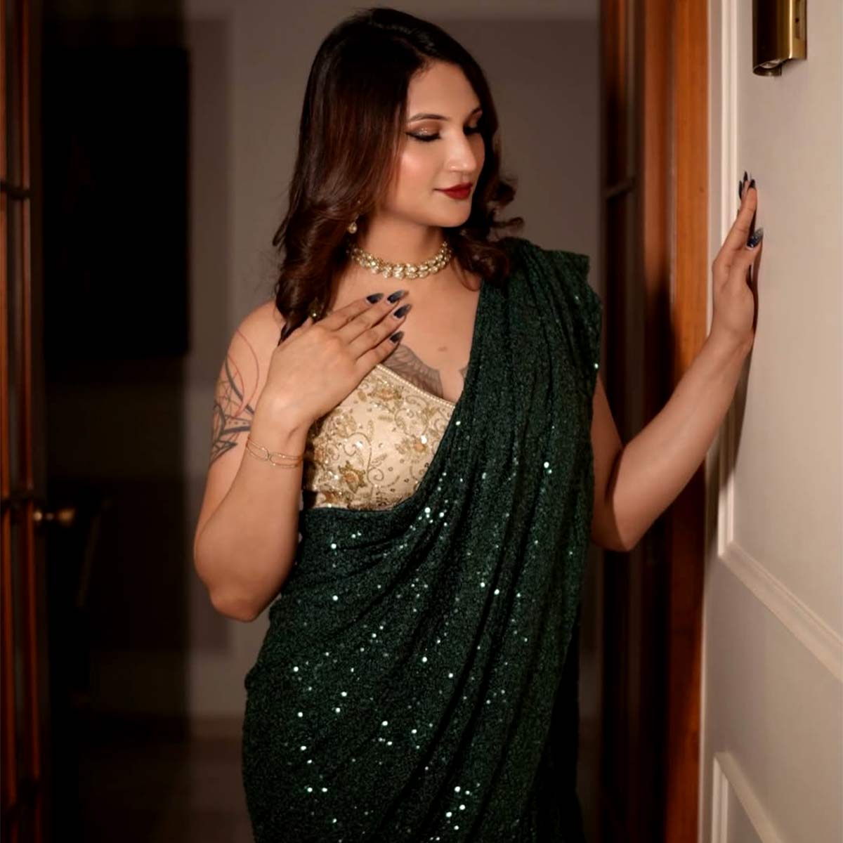 सर्जरी से बनीं  अनाया बांगड़ का देसी लुक  Anaya Bangar 