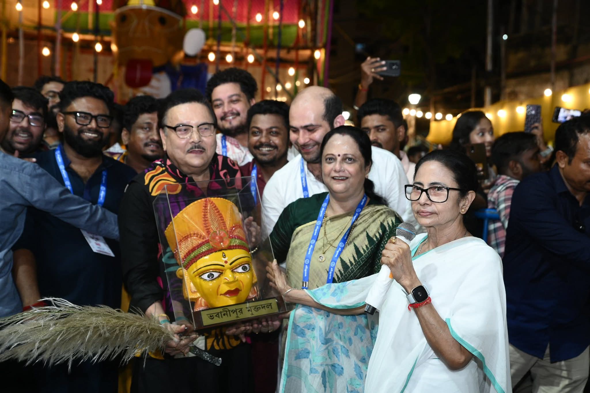 सोशल मीडिया पर वायरल हुआ वीडियो : पश्चिम बंगाल के दुर्गा पंडाल में टीएमसी विधायक ने गाया मदीना-काबा का गीत