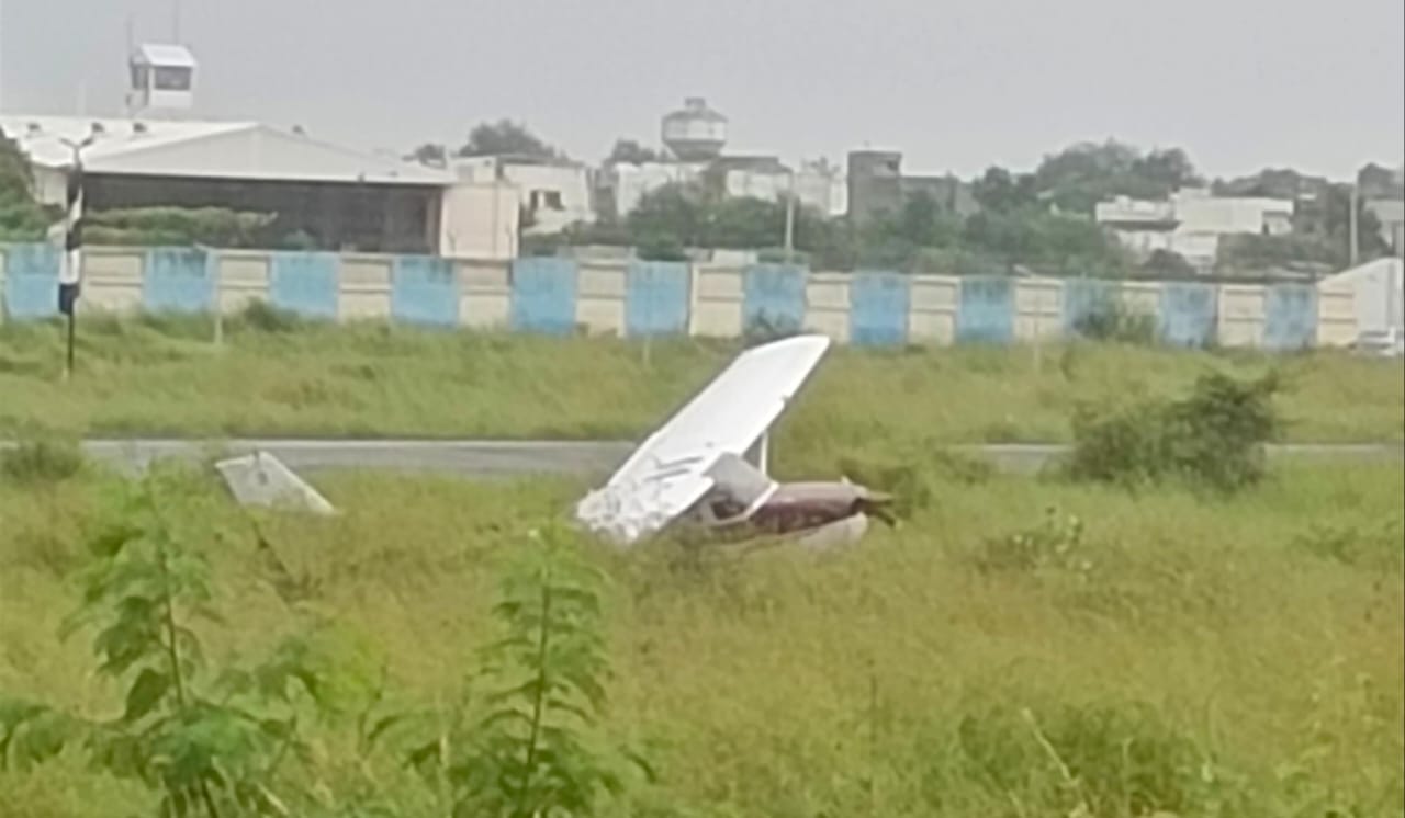 रनवे से फिसला एयरक्राफ्ट : गुजरात के अमरेली एयरपोर्ट पर लाइट एयरक्राफ्ट क्रैश होने से बचा