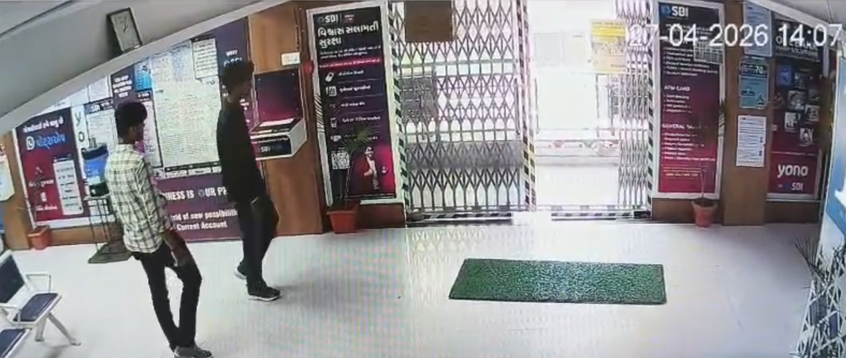 सूरत में सनसनी : वराछा  इलाके की SBI बैंक से दिनदहाड़े ₹50 लाख की लूट, 4 युवकों ने की लूट, बंदूक की नोक पर बंधक बनाया