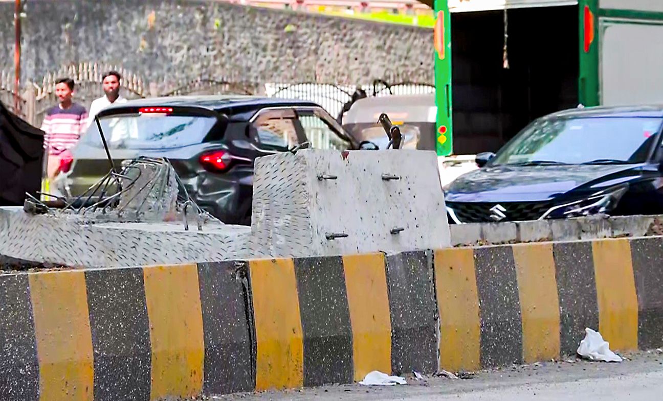 मुंबई में मेट्रो का पिलर ऑटो-रिक्शा पर गिरा, आगरा में भी मेट्रो साइट पर क्रेन पलट गई। 