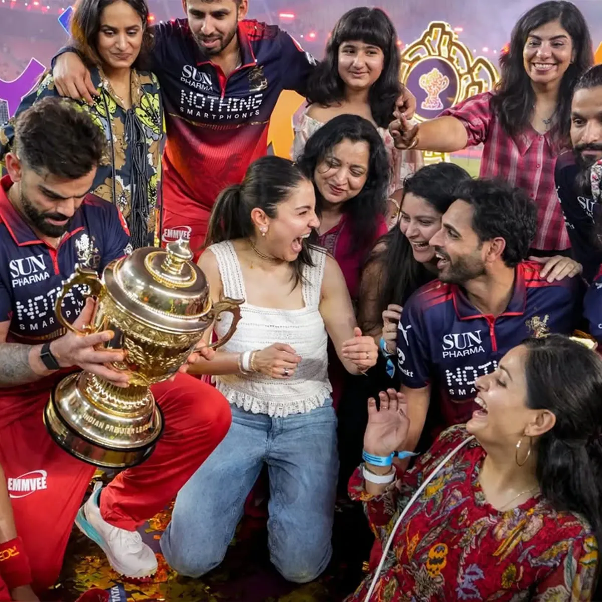 IPL 2026: विराट कोहली की जीत का जश्न, अनुष्का शर्मा ने स्टेडियम में खुशी के पल 