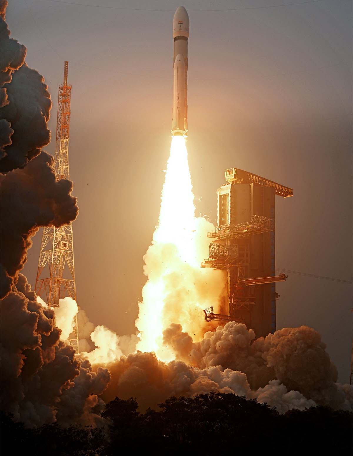 भारत के लिए गौरव के पल :दुनिया का सबसे बड़ा और सबसे भारी कॉमर्शियल संचार सैटेलाइट इसरो ने लॉन्च किया