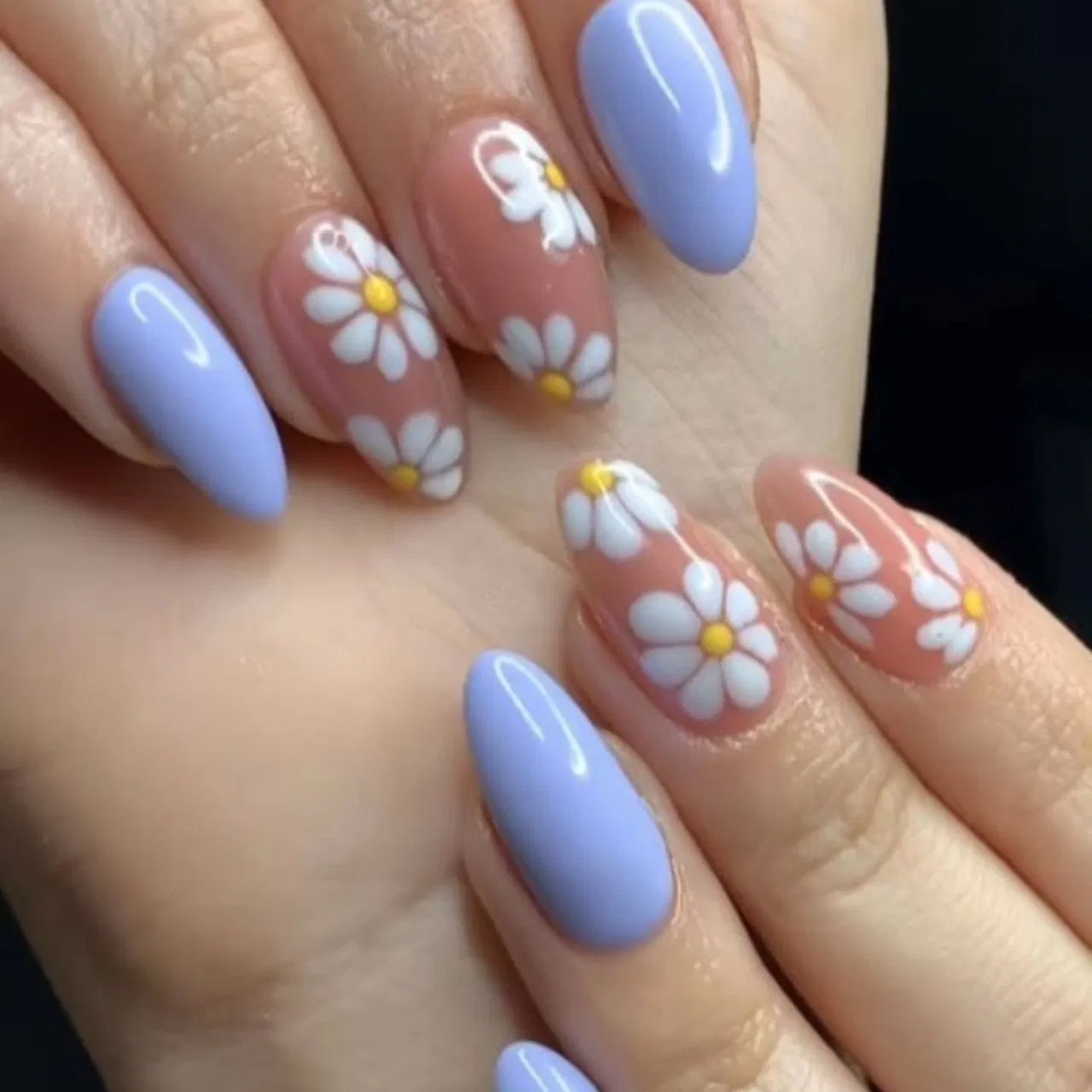 नाखूनों की खूबसूरती बढ़ाएंगे ये लेटेस्ट Nail Art डिजाइन्स