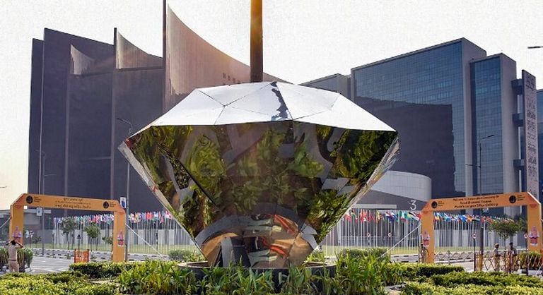 वैश्विक तनाव के बीच सूरत हीरा उद्योग का बढ़ा कदम- सूरत डायमंड बूर्स में कच्चे हीरों की प्रदर्शनी, ऑनलाइन बिक्री भी