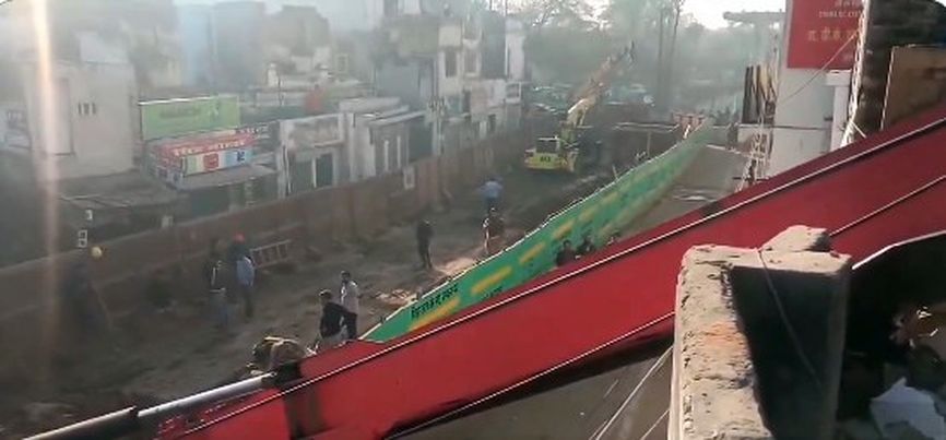 मुंबई में मेट्रो का पिलर ऑटो-रिक्शा पर गिरा, आगरा में भी मेट्रो साइट पर क्रेन पलट गई। 