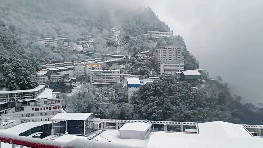 वैष्णोदेवी, शिमला, मनाली, कश्मीर के बर्फ से ढके इलाकों के नजारे देखिए...