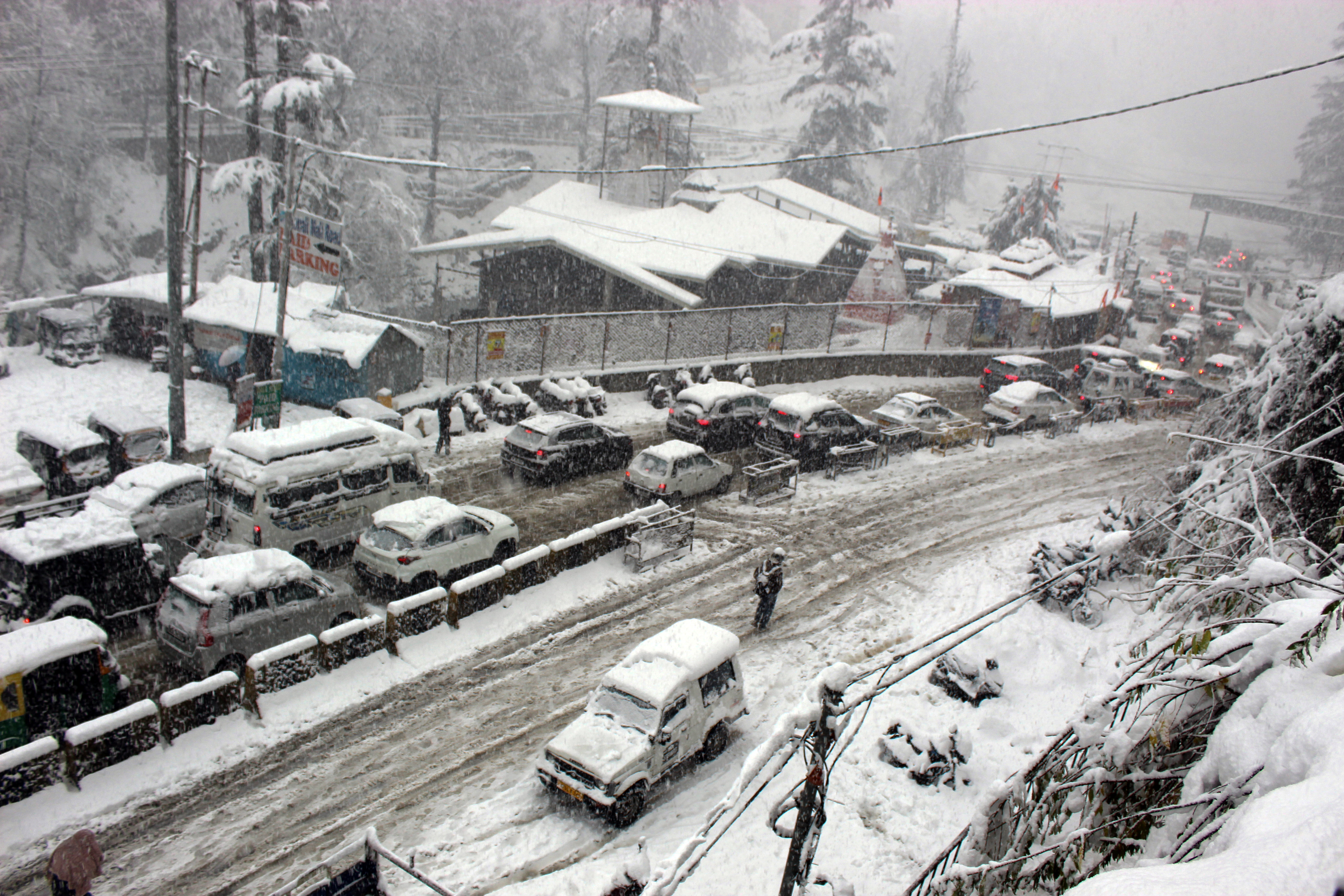 वैष्णोदेवी, शिमला, मनाली, कश्मीर के बर्फ से ढके इलाकों के नजारे देखिए...