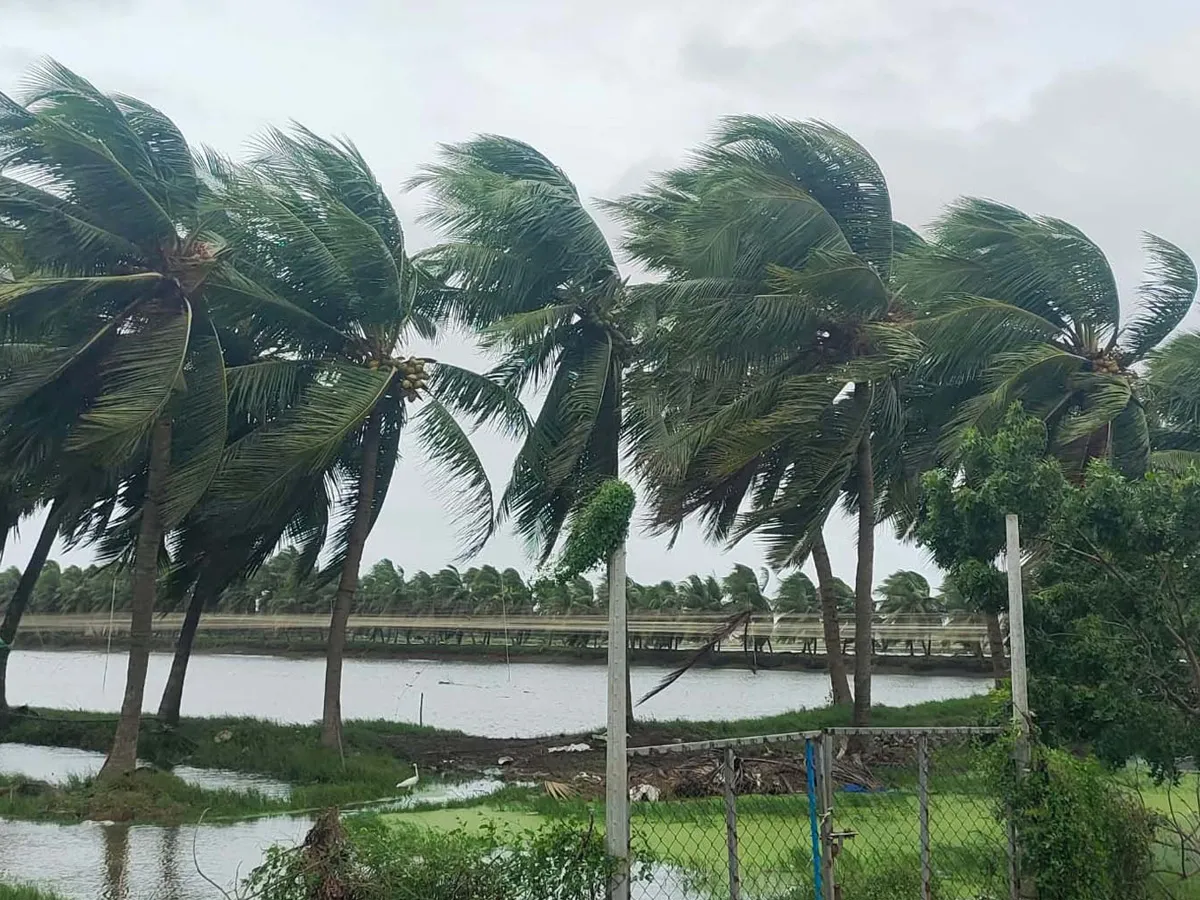 मोंथा के प्रभाव से तेलंगाना के 16 जिलों में अचानक बाढ़ का खतरा : 127 ट्रेनें अस्थायी तौर पर रद्द