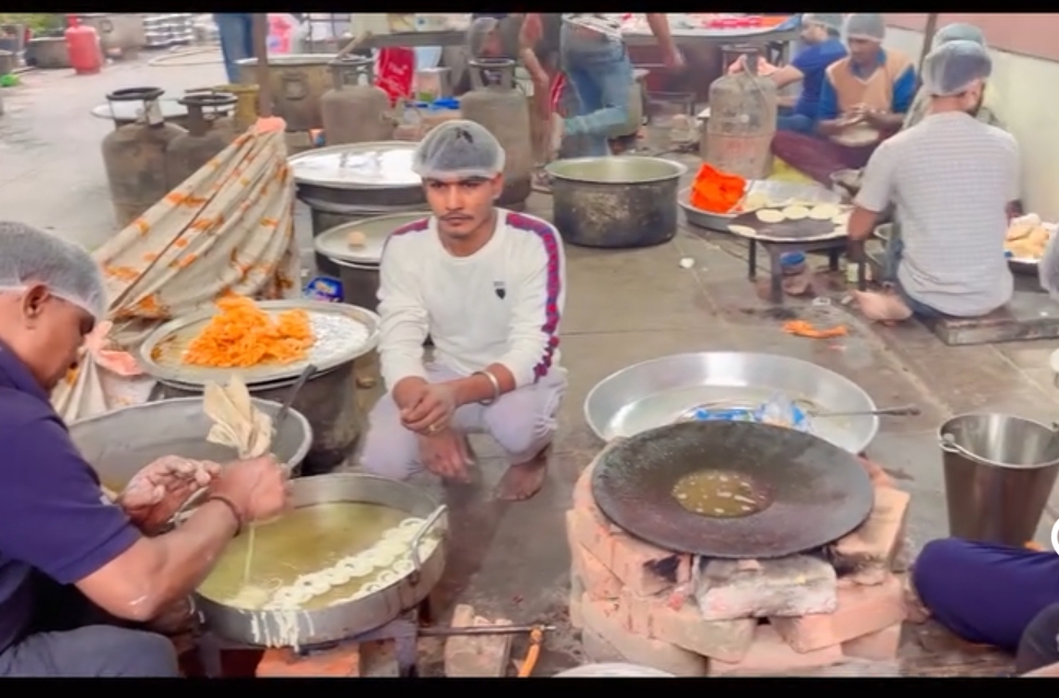 बिहार चुनाव परिणाम के शुरुआती रुझानों में जीत की ओर एनडीए : भाजपा मुख्यालय में उत्सव का माहौल