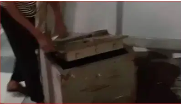 ढाई हजार खर्च कर खुलवाई 20 साल पुरानी भारी तिजोरी, अंदर जो मिला, देखकर सब चौंक गए,खबर शहर और सोशल मीडिया पर वायरल !