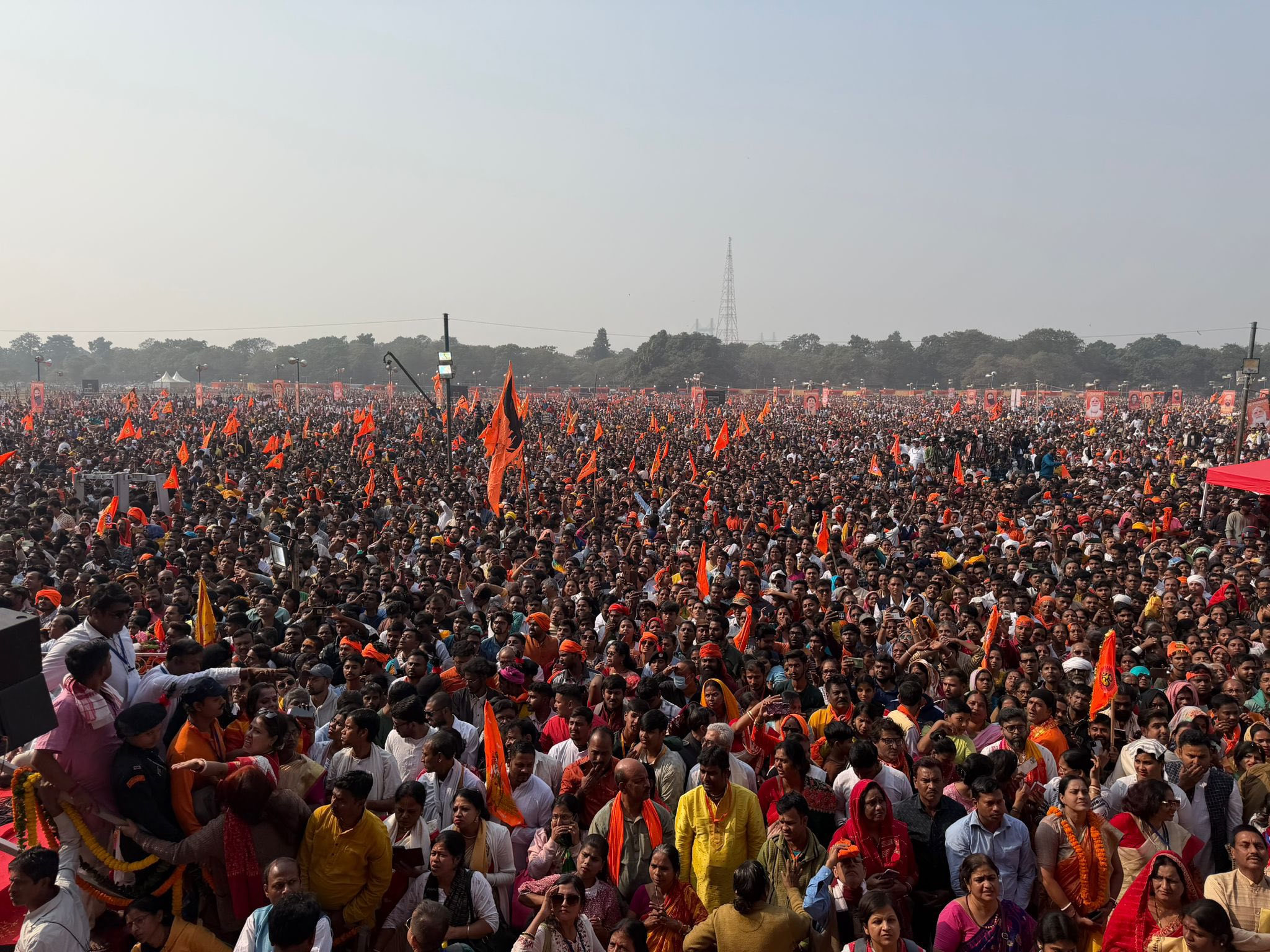 कोलकाता गरजे बागेश्वर बाबा :भारत में तनातनी नहीं सनातनी चाहिए, तिरंगे में चांद नहीं चांद पर तिरंगा चाहिए 