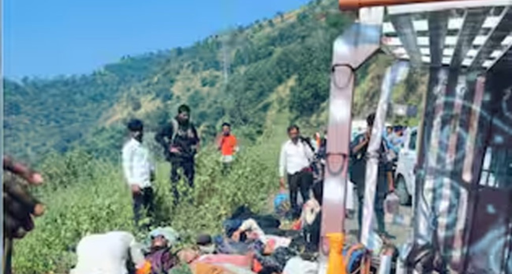 महाराष्ट्र के नंदुरबार के चंद्रशैली घाट पर वाहन पलटा : 8 लोगों की मौत