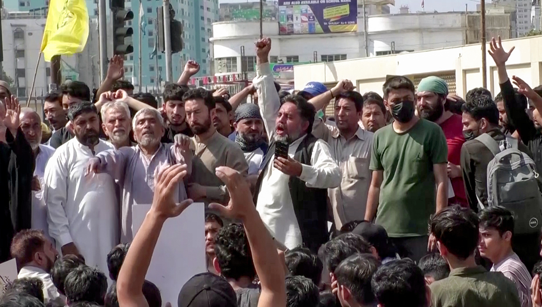 खामेनेई की मौत के बाद दुनियाभर में शिया समुदाय में उबाल- अमेरिका मुर्दाबाद और इज़राइल मुर्दाबाद के नारे गूंजे, ट्रंप का पुतला भी जलाया