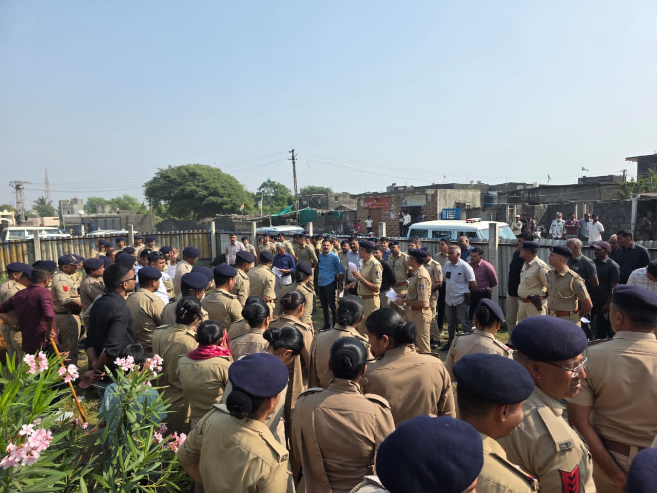 गुजरात के गिर सोमनाथ में मेगा कॉम्बिंग ऑपरेशन : दरगाह से कुल्हाड़ी, तलवार सहित कई हथियार बरामद