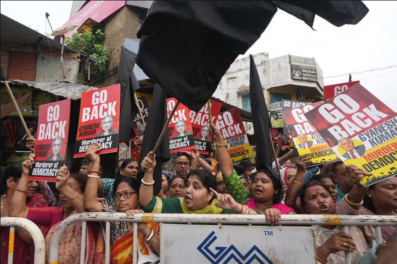 कोलकाता में काले झंडे,CEC के खिलाफ महाभियोग की तैयारी: पश्चिमबंगाल चुनाव का सियासी तनाव बढ़ा