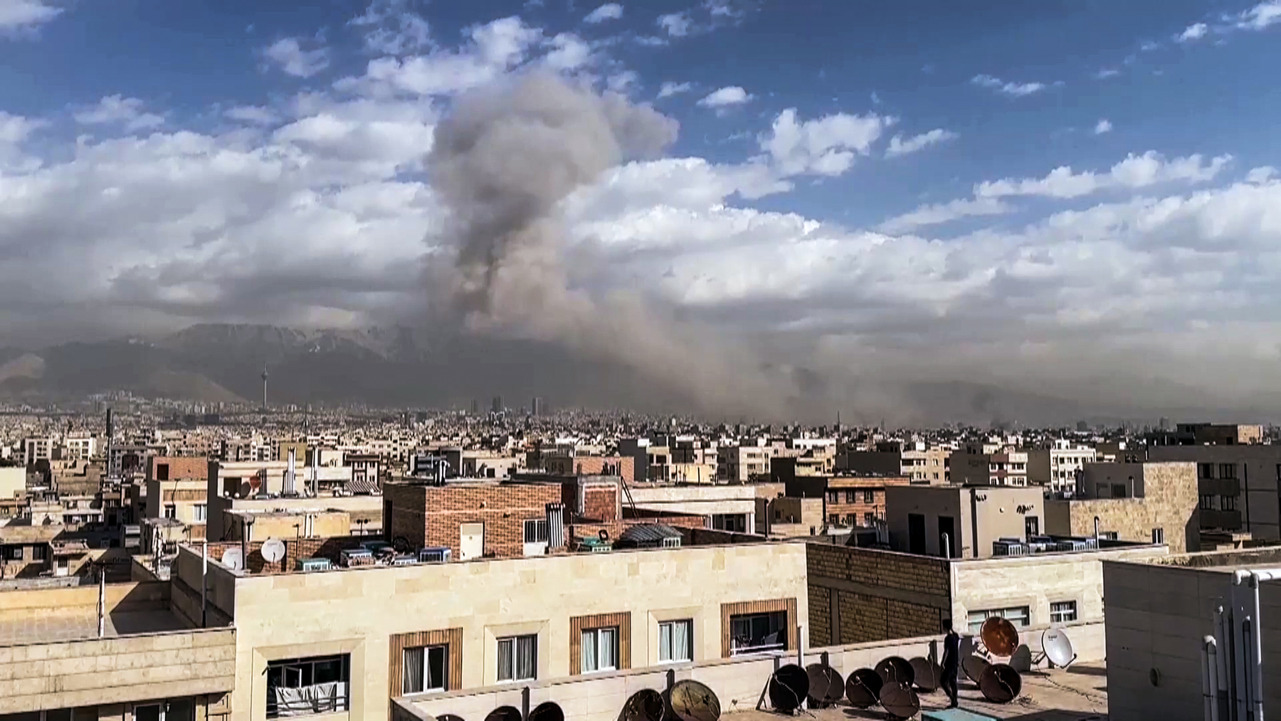 ईरान के शहरों में धमाके,अमेरिका-इजराइल का हमला, ईरान ने भी 400 मिसाइलें दागीसुप्रीम लीडर खामेनेई हुए शिफ्ट