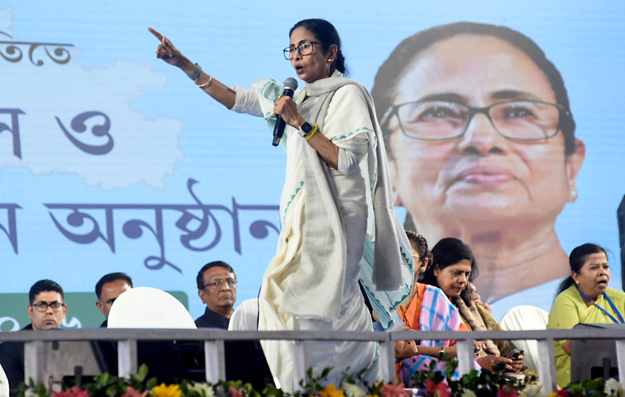 भाषा और मतदाता सूचियों को लेकर प्रधानमंत्री और चुनाव आयोग पर निशाना साधा-मुझे चोट पहुंचाई तो मैं बहुत खतरनाक हो जाऊंगी : ममता 