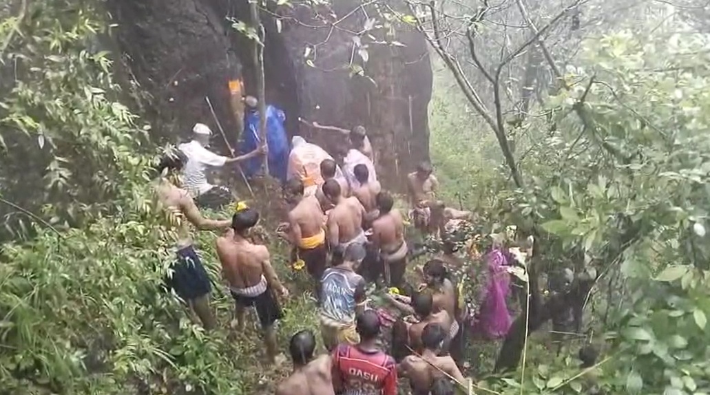 आदिवासी संस्कृति का जतन :  आदिवासी संस्कृति की अत्यंत प्राचीन और विशिष्ट परंपरा है  मौरागीन डोंगर मावली माता की पूजा