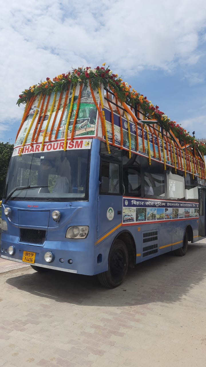 अब सैर नहीं, सेलिब्रेशन भी- गंगा किनारे डबल डेकर बस में खास सुविधापार्टी, व्यू और सैर, सब एक ही बस में उपलब्ध