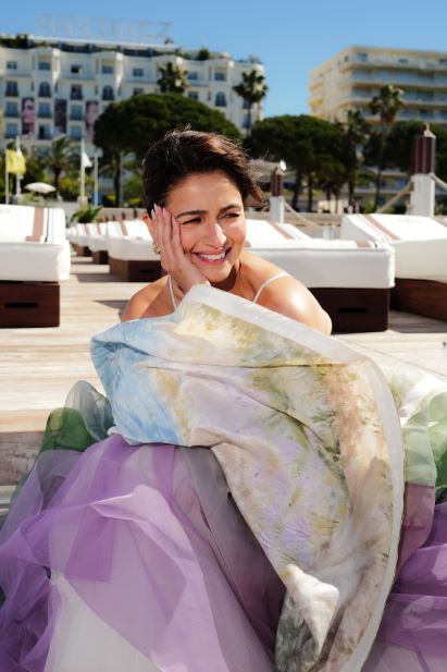 Alia Bhatt Cannes 2026: मिंट ग्रीन गाउन में कान्स पहुंचीं आलिया, सिंपल लुक पर फिदा हुए फैंस