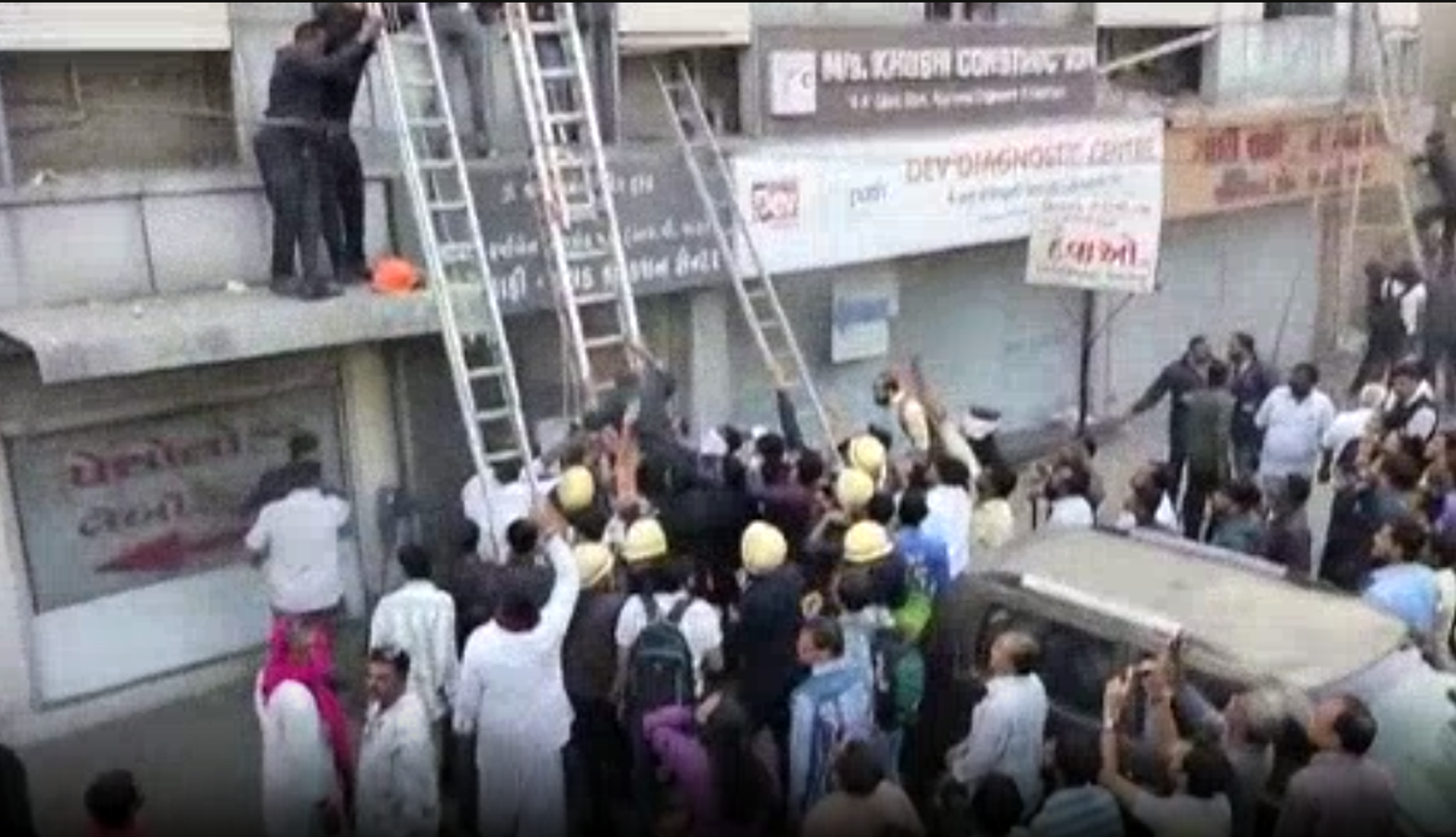 BREAKING NEWS : भावनगर की देव पैथोलॉजी लैब में भीषण आग, मरीजों को खिड़कियों से शीशा तोड़कर कर बचाया