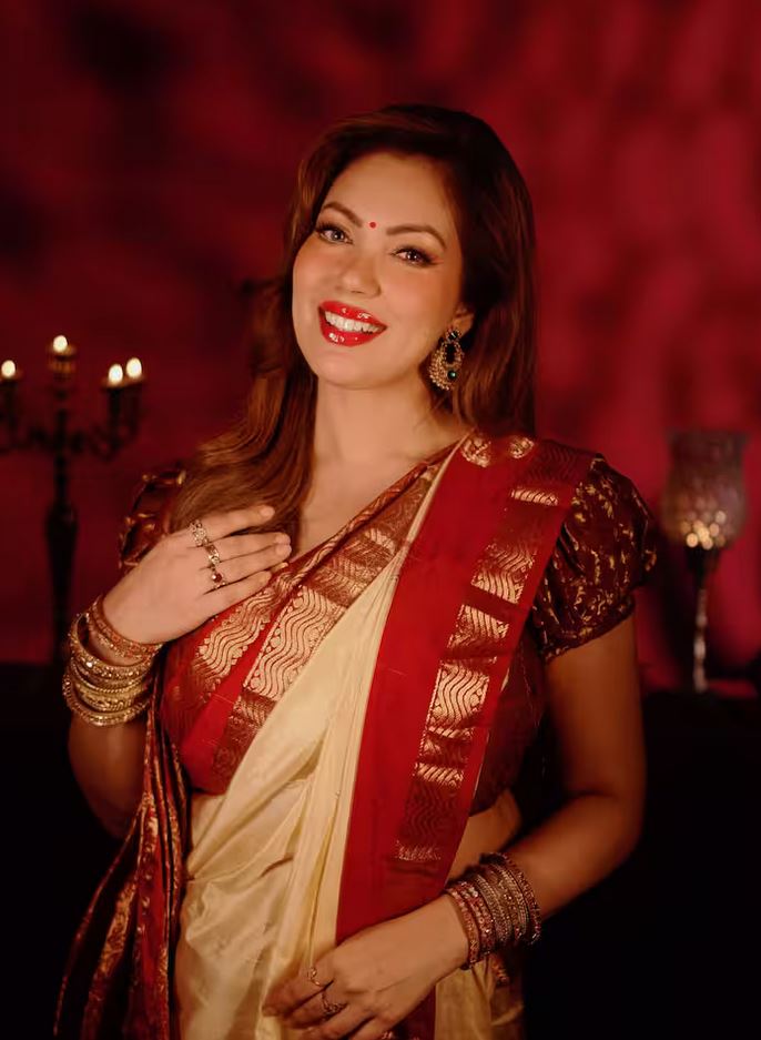 साड़ी में बबीता जी का कातिलाना अंदाज: खुले बाल, बिंदी और रेड लिपस्टिक में Munmun Dutta ने लूटा दिल 