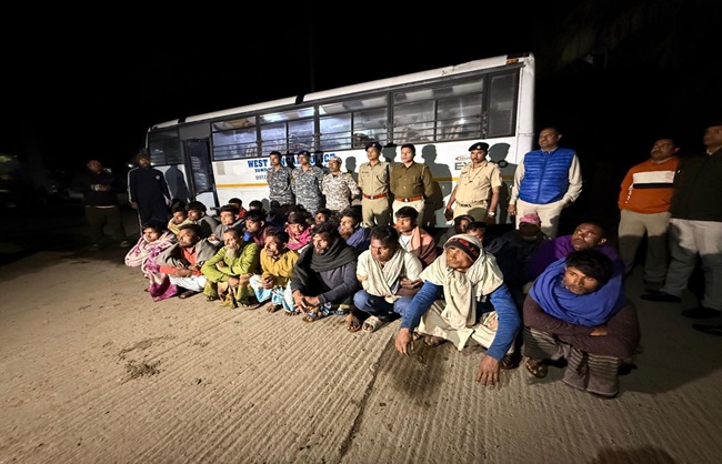  आईसीजी की उत्तरी बंगाल की खाड़ी में अंतरराष्ट्रीय समुद्री सीमा पर कार्रवाई : 79 बांग्लादेशी मछुआरों को पकड़ा