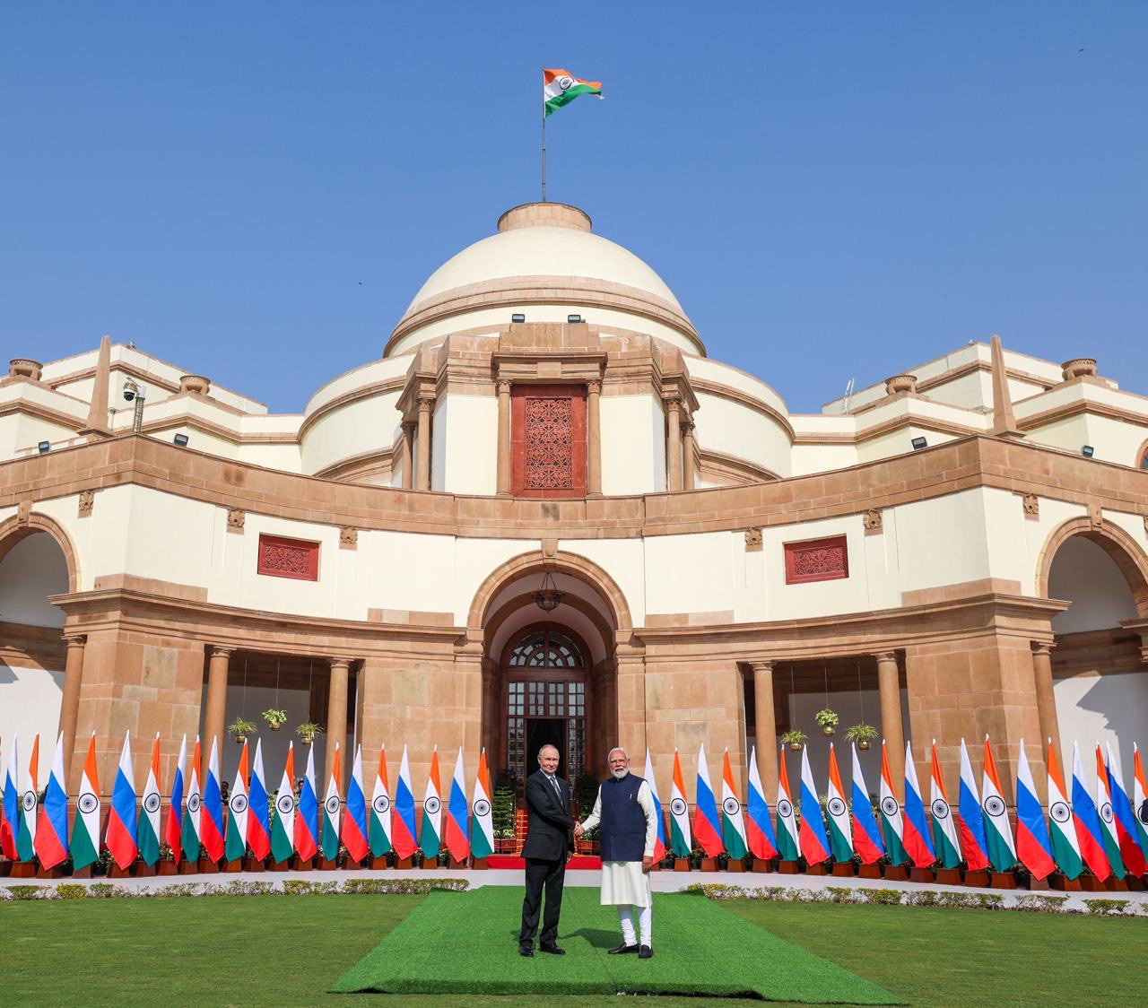  मोदी ने रूस के राष्ट्रपति व्लादिमीर पुतिन के साथ द्विपक्षीय वार्ता : दोनों देश आर्थिक संबंधों और मजबूत बनाएंगे,  संबंधों को ऊंचाइयों तक ले जाएंगे  : मोदी 