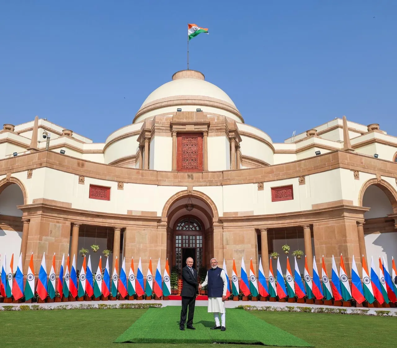  मोदी ने रूस के राष्ट्रपति व्लादिमीर पुतिन के साथ द्विपक्षीय वार्ता : दोनों देश आर्थिक संबंधों और मजबूत बनाएंगे,  संबंधों को ऊंचाइयों तक ले जाएंगे  : मोदी 