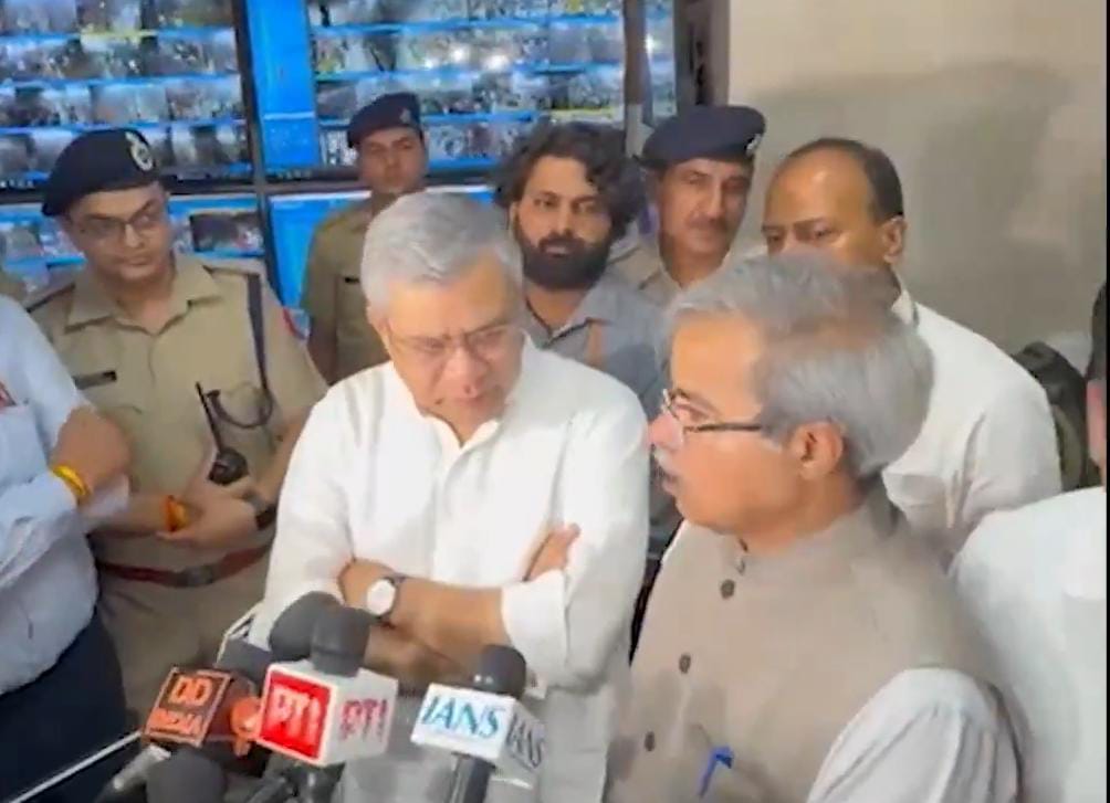 त्योहारी सीजन में उमड़ी भीड़ पर निगरानी :  त्योहारी सीज़न के दौरान यात्रियों की आवाजाही का जायजा लेने वॉर रूम पहुंचे रेल मंत्री