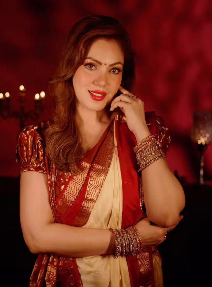 साड़ी में बबीता जी का कातिलाना अंदाज: खुले बाल, बिंदी और रेड लिपस्टिक में Munmun Dutta ने लूटा दिल 