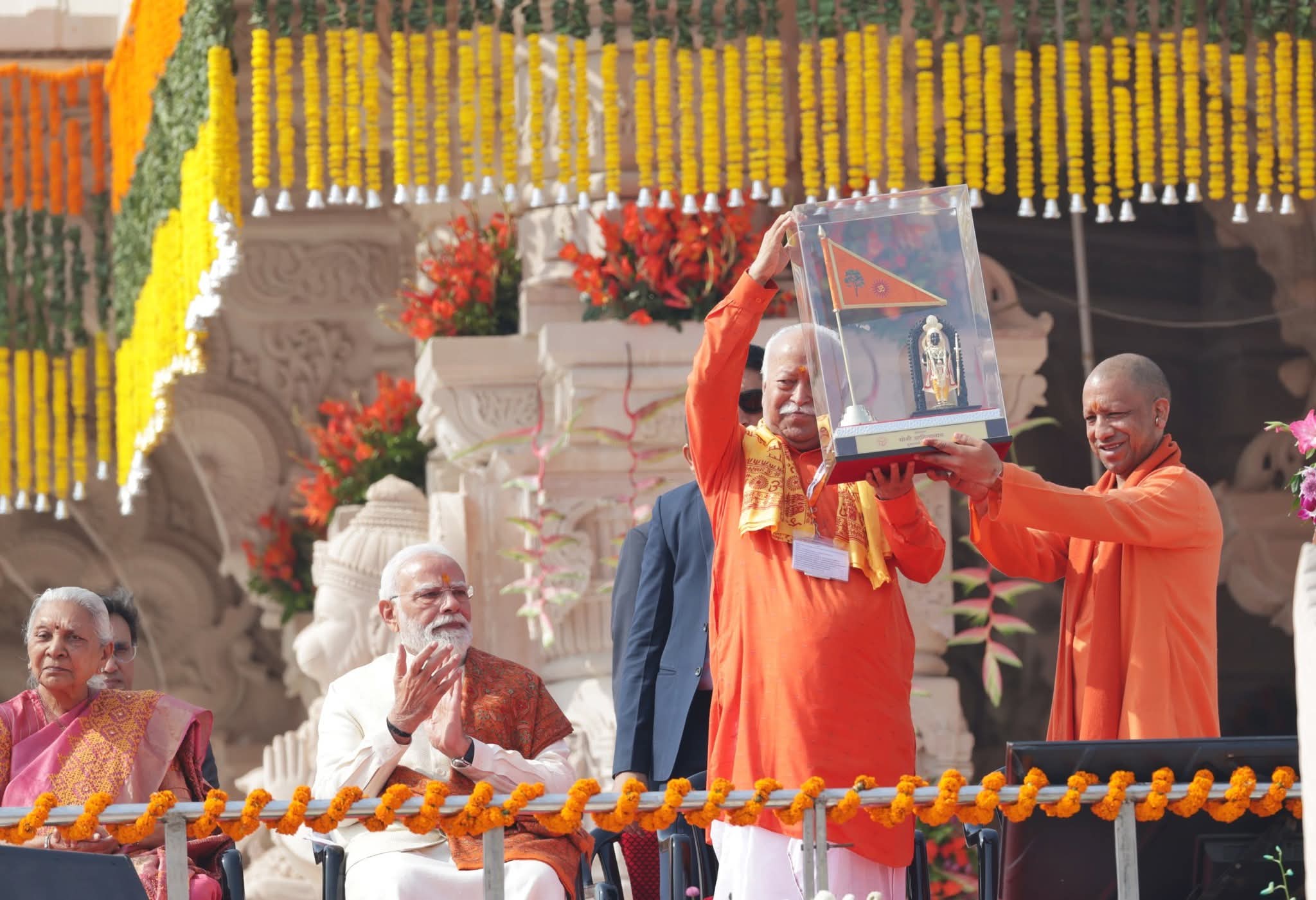 अयोध्या में फहरी धर्म ध्वजा : भागवत बोले-आज सदियों के घाव भर गए ,ये ध्वज संघर्ष से सृजन की गाथा है - पीएम मोदी 